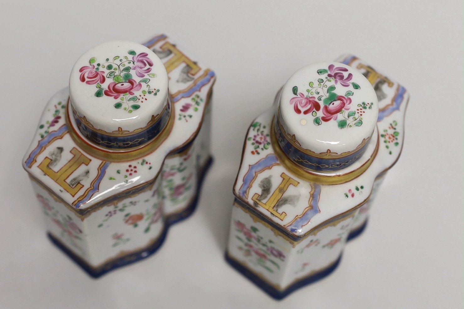 A pair of Paris porcelain armorial porcelain tea caddies, in Chinese style, 12.5cm high